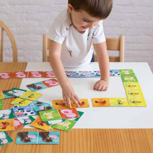 Apli Kids Domino de la Granja Ilustrado por Angelica Scudamore - 28 Piezas de 14x7 cm - Caja en Forma de Casita - Piezas Resistentes y Seguras - Mejora la Concentracion, Observacion, Memoria y Habilidades Matematicas 1 pieza(s)