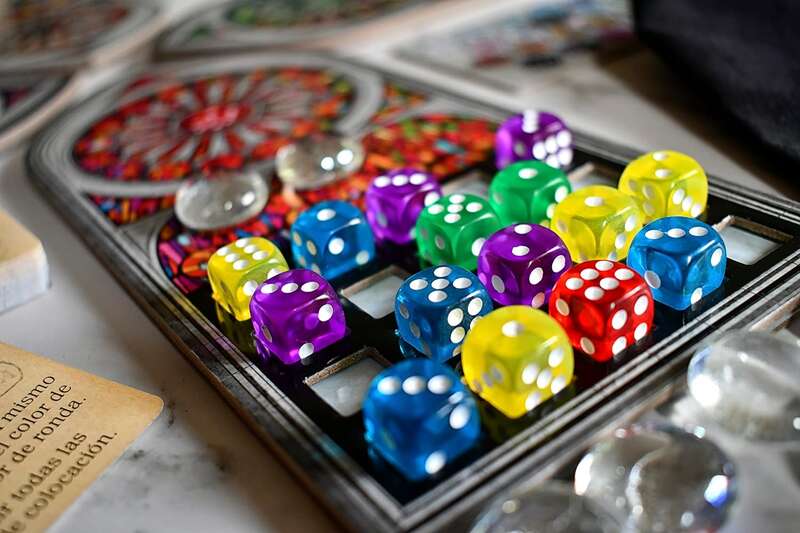 Sagrada Juego de Tablero - Tematica Historia/Construccion - De 1 a 4 Jugadores - A partir de 14 Años - Duracion 45min. aprox. 1 pieza(s)