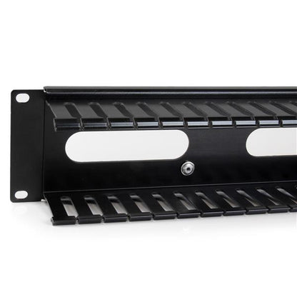 StarTech.com - Panel Canaleta Horizontal de 2U con Cubierta para Gestión de Cableado en Racks y Perforaciones Laterales